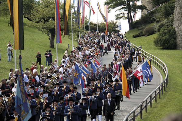 Die zahlreichen Zuschauer begleiten den Umzug bis zum Rednerzelt mit langanhaltendem Applaus. (Bild thk)